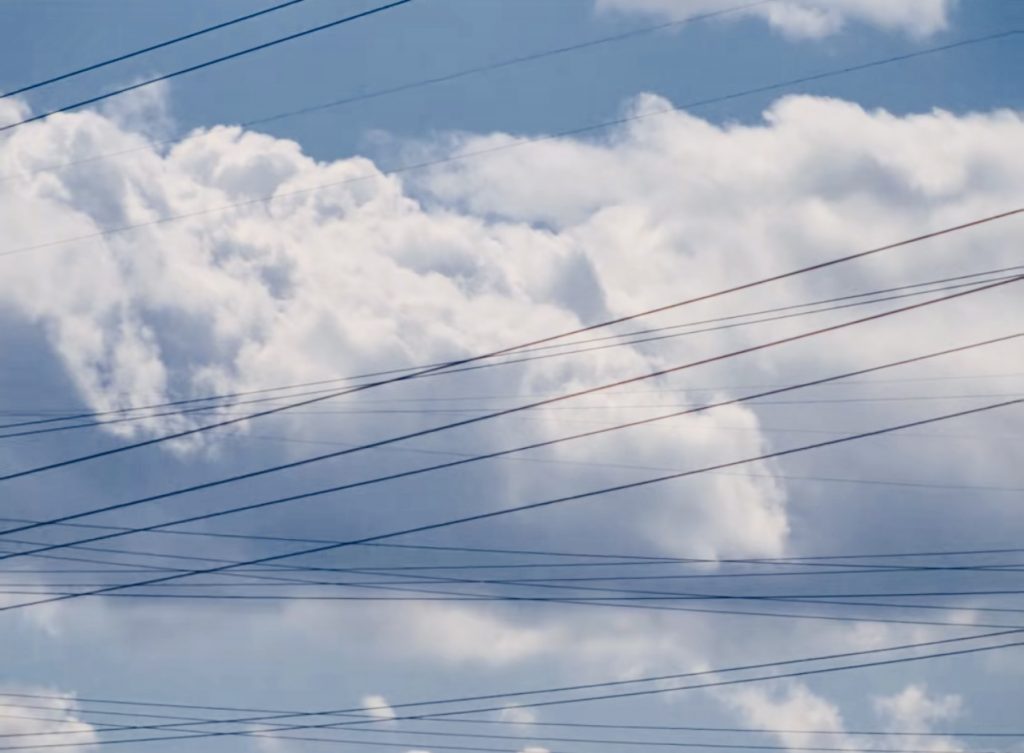 笑着笑着 生活里也就没了那么多沟沟坎坎