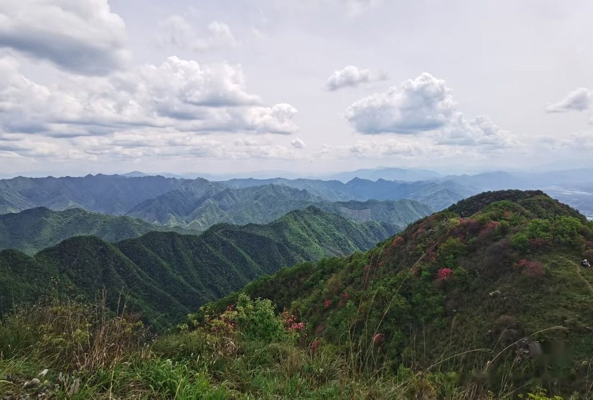 山脊远望群山