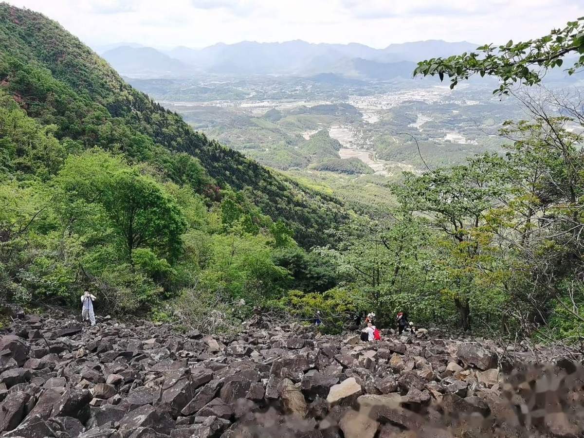 乱石坡远眺山下乡野