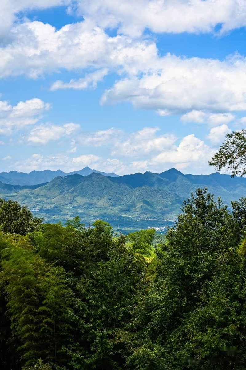高处远望层叠群山