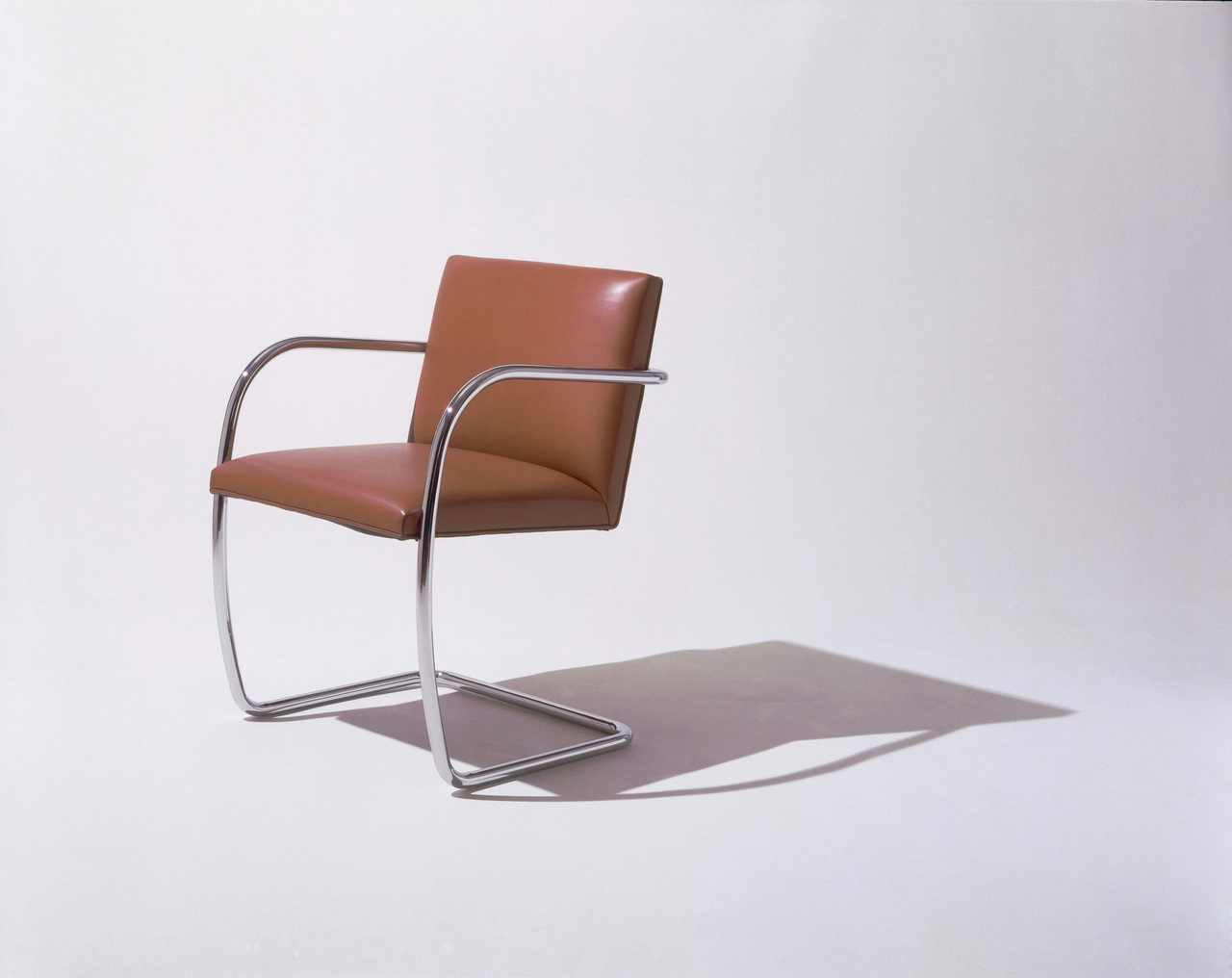 布尔诺椅 Brno Chair（密斯·凡·德·罗，1930）的 C 形钢管框架与皮革座面