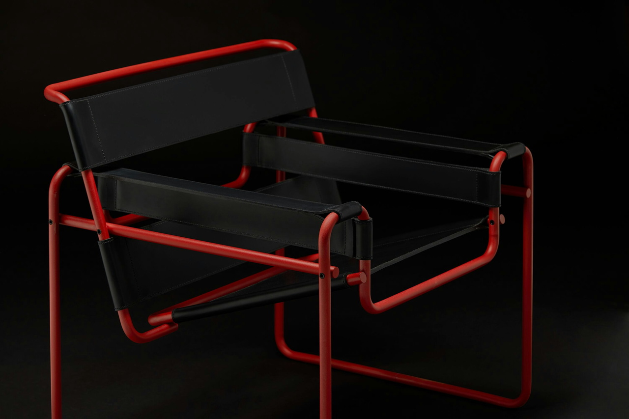 瓦西里椅 Wassily Chair（马塞尔·布劳耶，1925）的钢管框架与皮带座面