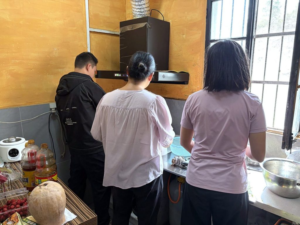 一堂食育课的现场:孩子站在灶台与料理台前,各自都有事情可做。