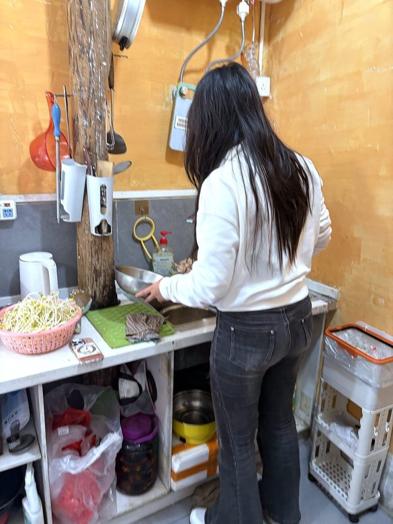 反复冲洗看起来简单,却是孩子与食材建立关系的第一步。