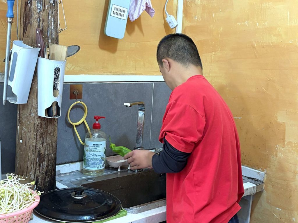 水声、触感、食材在指间的凉与滑,都是身体记住的经验。
