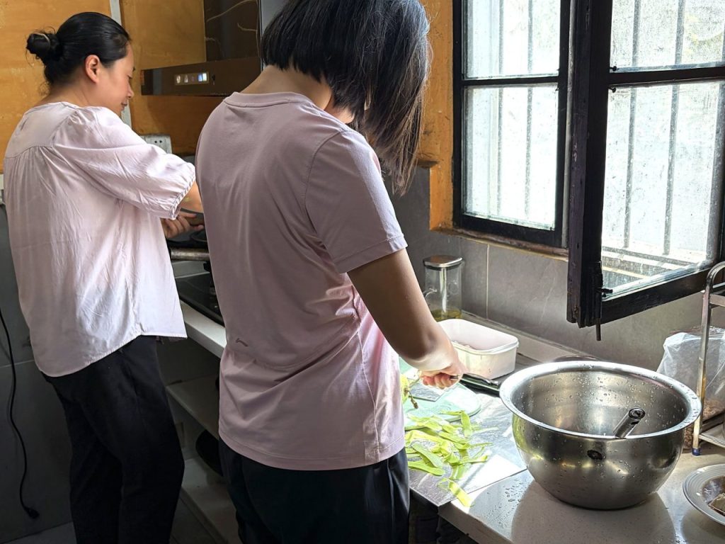 手指配合着刀与菜,动作里藏着逐渐生长的协调与精准。