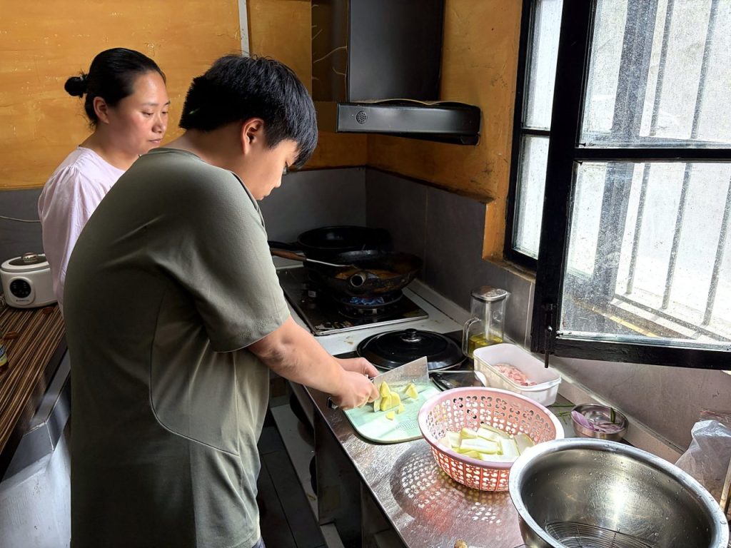 从生到熟,孩子亲眼看见食材在手中的变化。
