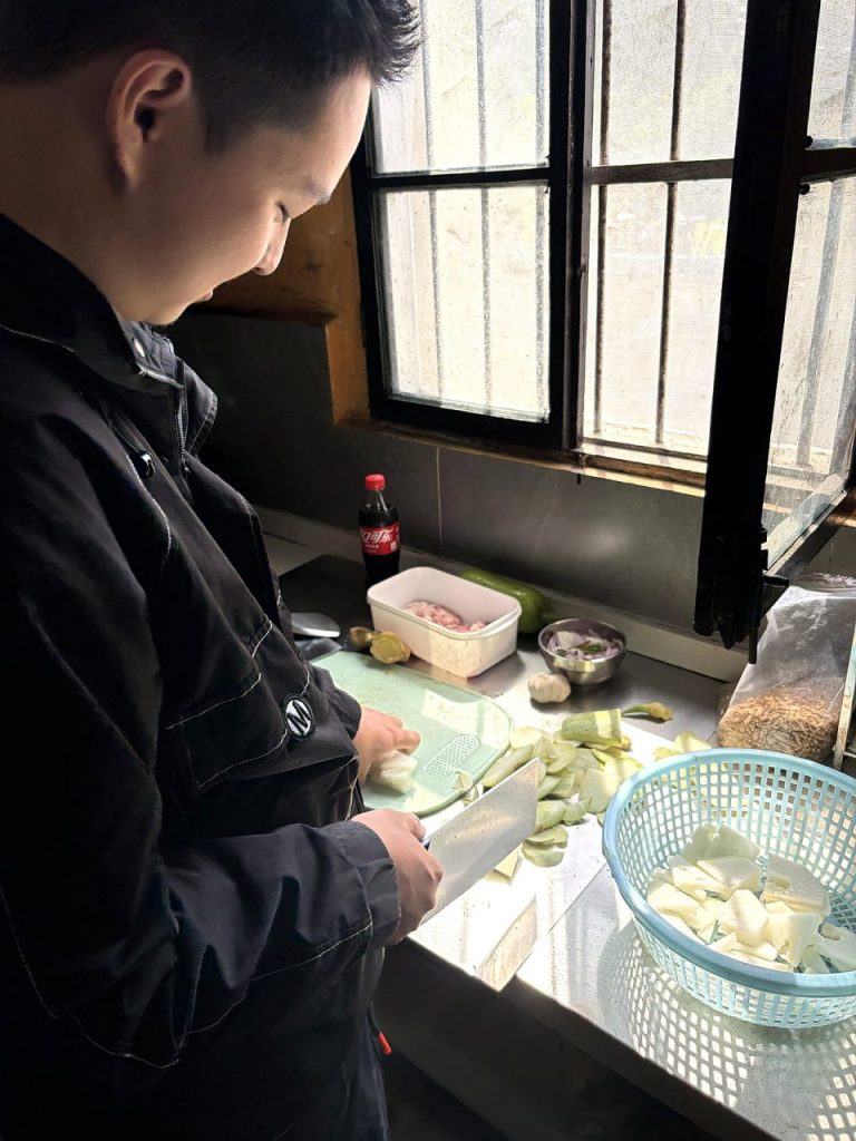 案板前的时间是安静的,孩子的注意力被具体的事情收拢起来。
