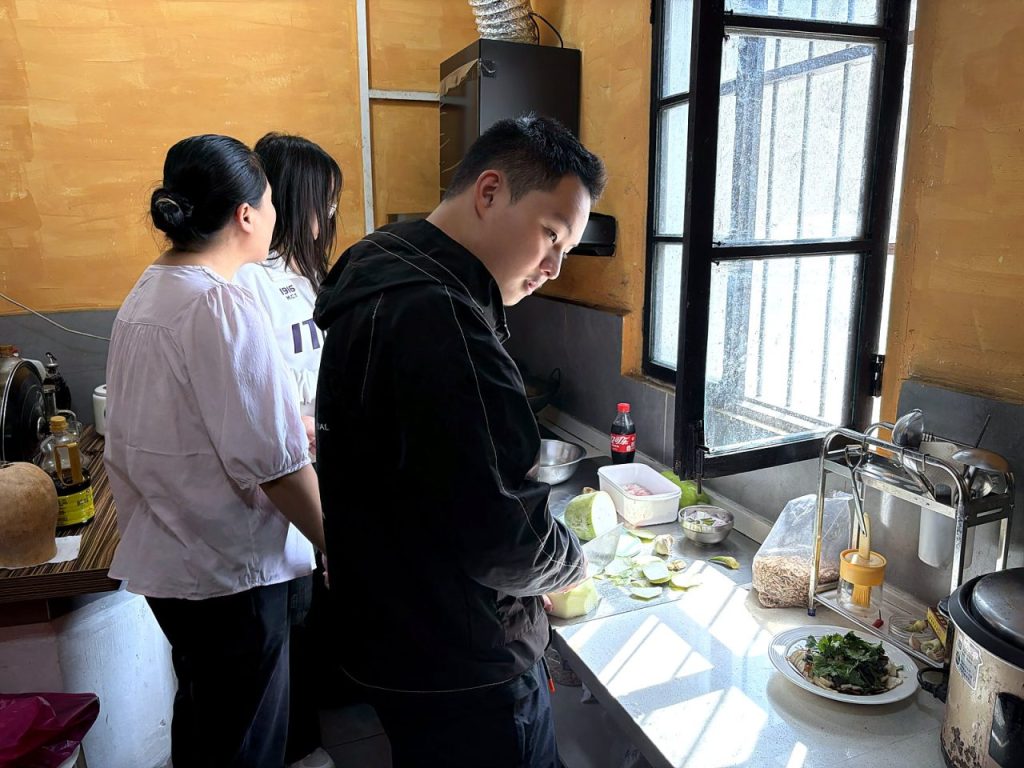 孩子们共用一张料理台,动作之间需要为彼此让出空间。
