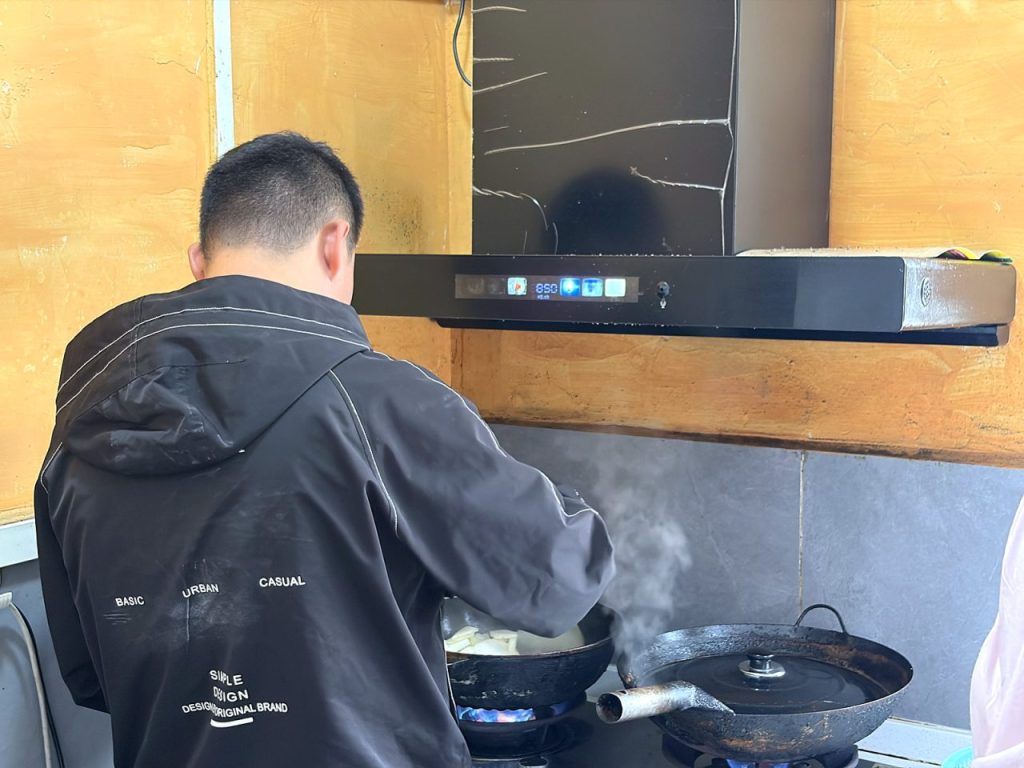 灶前的时刻:孩子感到“我在做饭”,也在为身边的人做饭。