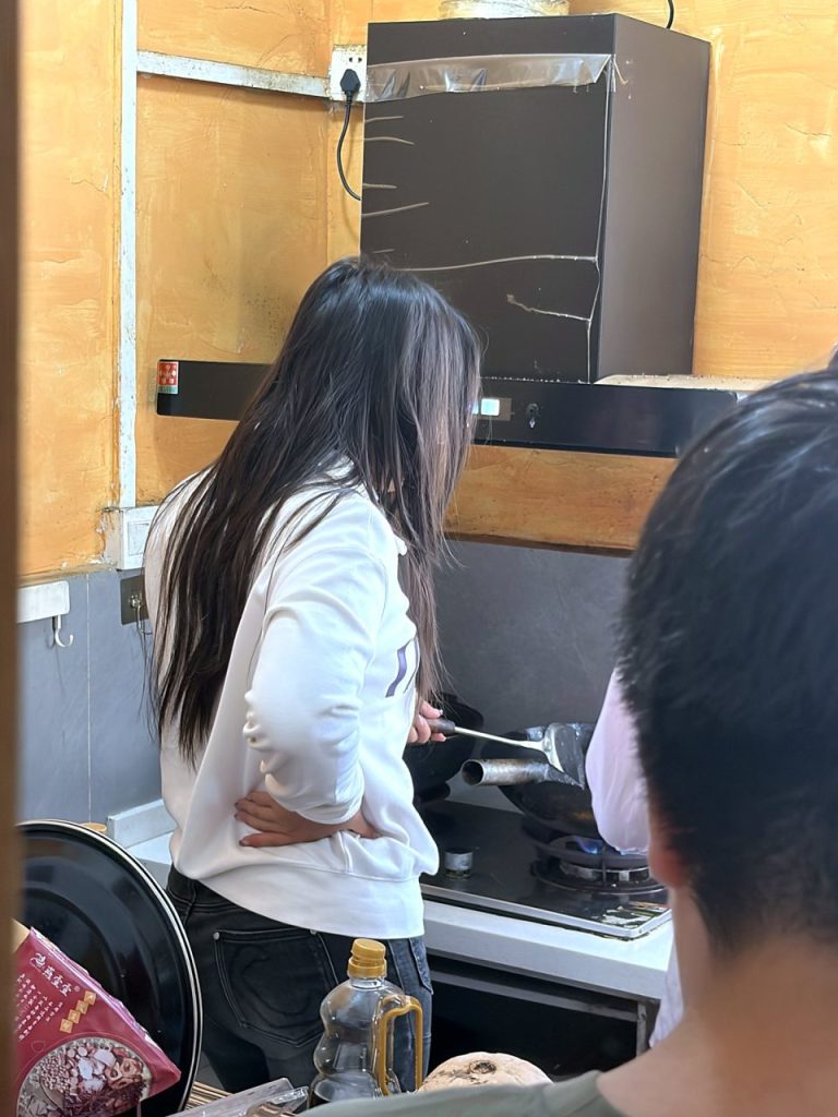 灶边的观察:孩子看着锅里的变化,也在理解世界如何运转。