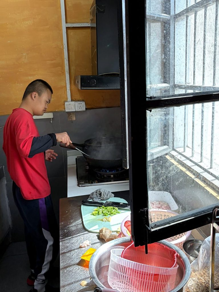 一锅热气,是孩子亲手为自己和同伴点亮的。