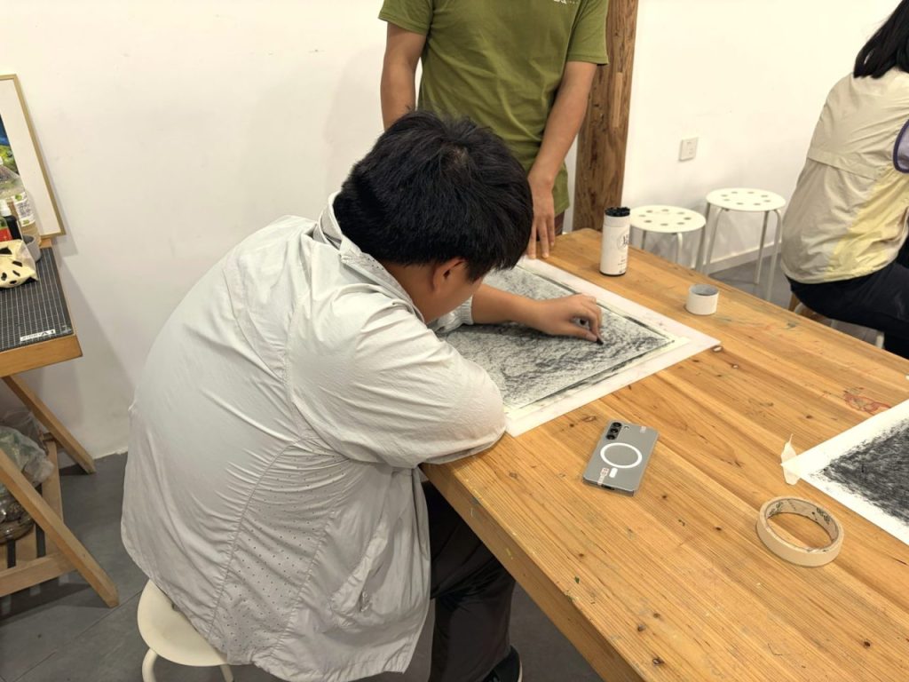 俯身、落手、轻推——动作慢下来,画面才开始呼吸。