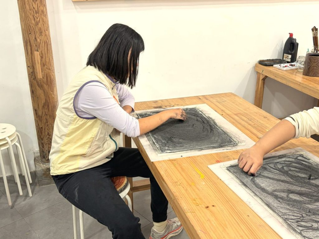 每个人在自己的节奏里推进,桌上只留着炭条与工具。