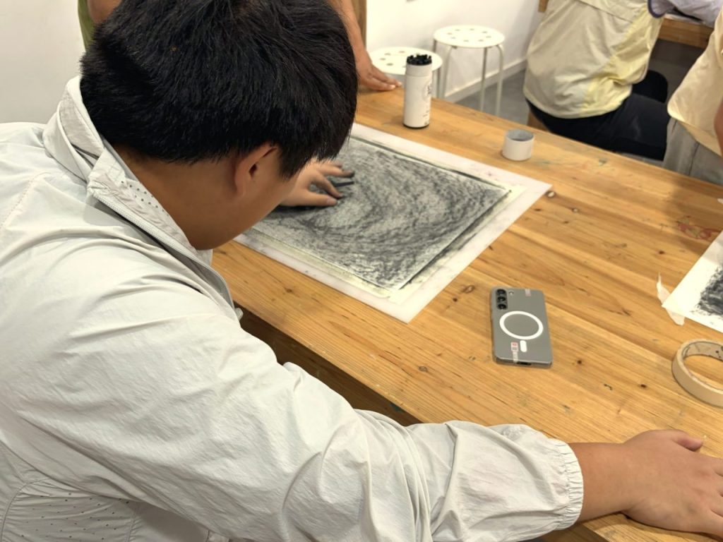 手上的灰、纸上的灰,都属于同一个正在生长的过程。
