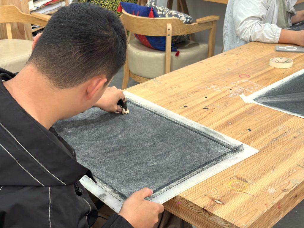 用布把边缘轻轻擦开,明与暗在过渡带里相遇。