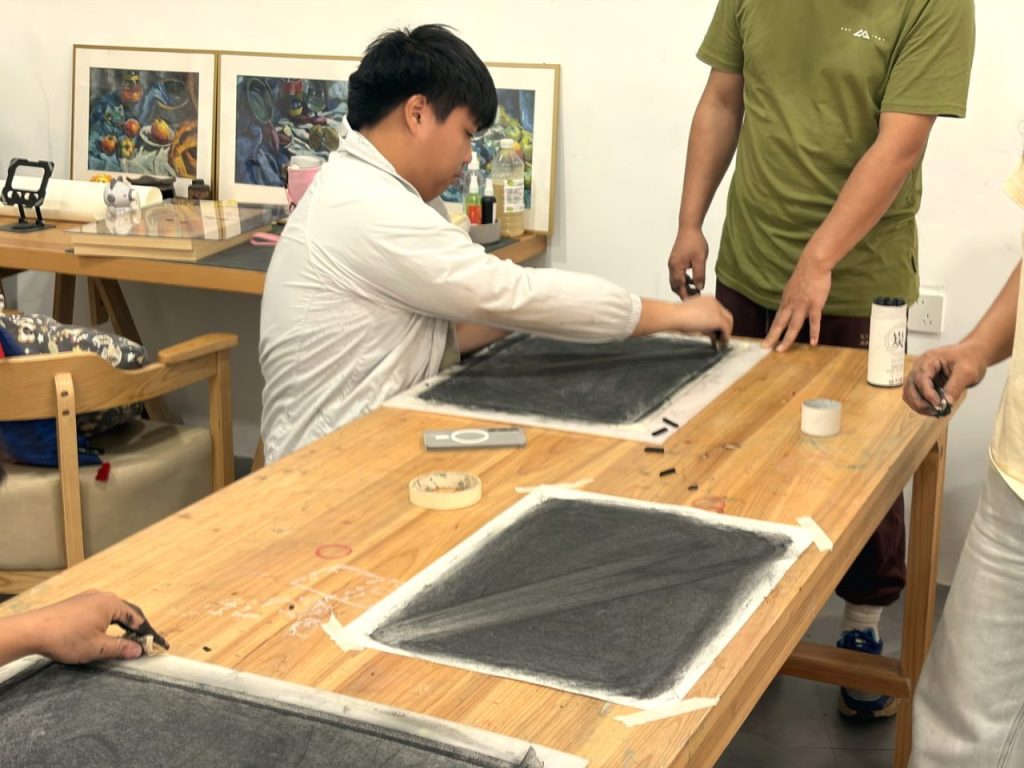 装着炭笔的罐子上印着一个