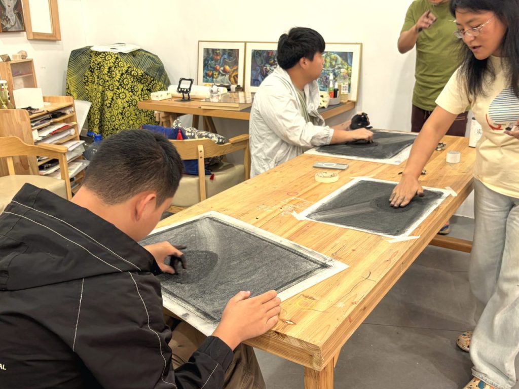 画面一点点显形:深的更深,亮的更亮。